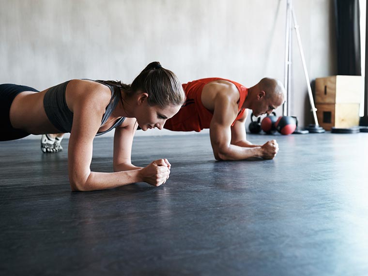 man and woman doing crunches